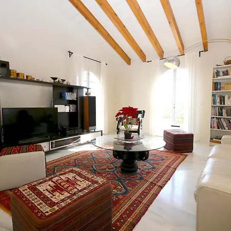 East Family Rural Maya * إِستيبونا